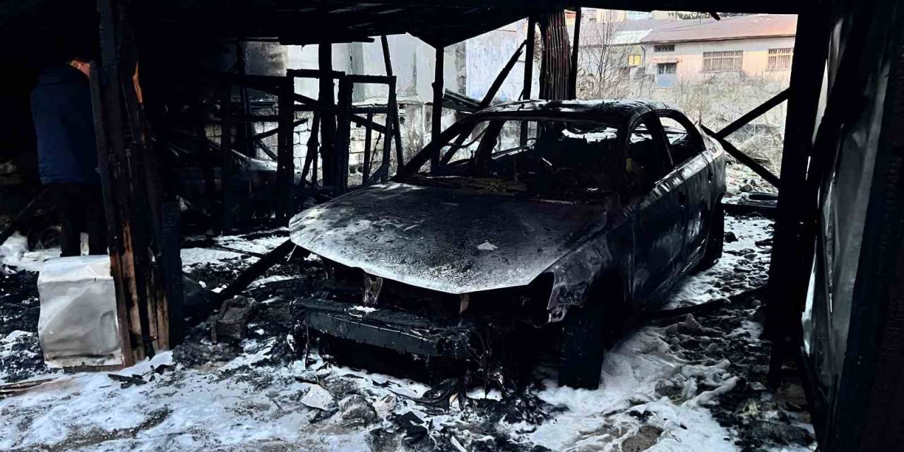 Garajda Çıkan Yangında 2 Araç Kül Oldu