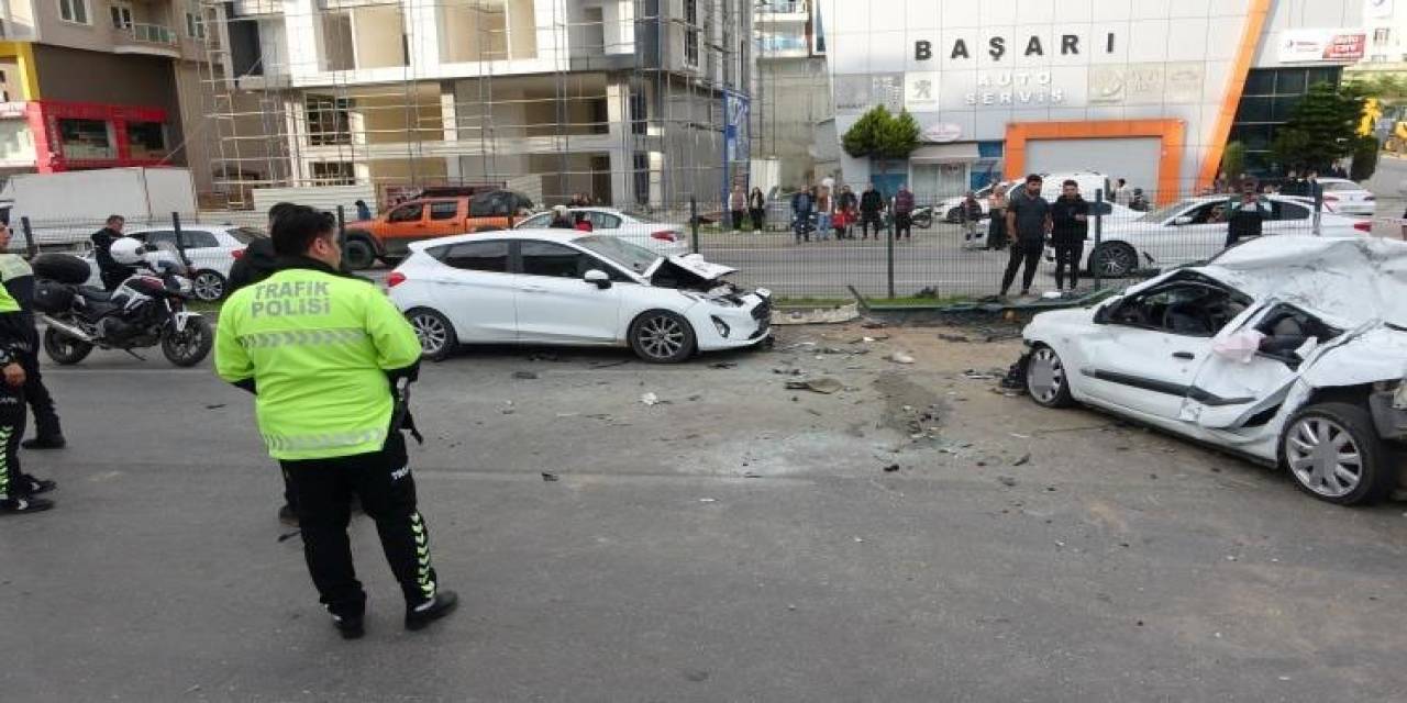 Alanya’da Bariyerleri Kıran Otomobil İki Araca Çarptı: 2 Ölü, 4 Yaralı