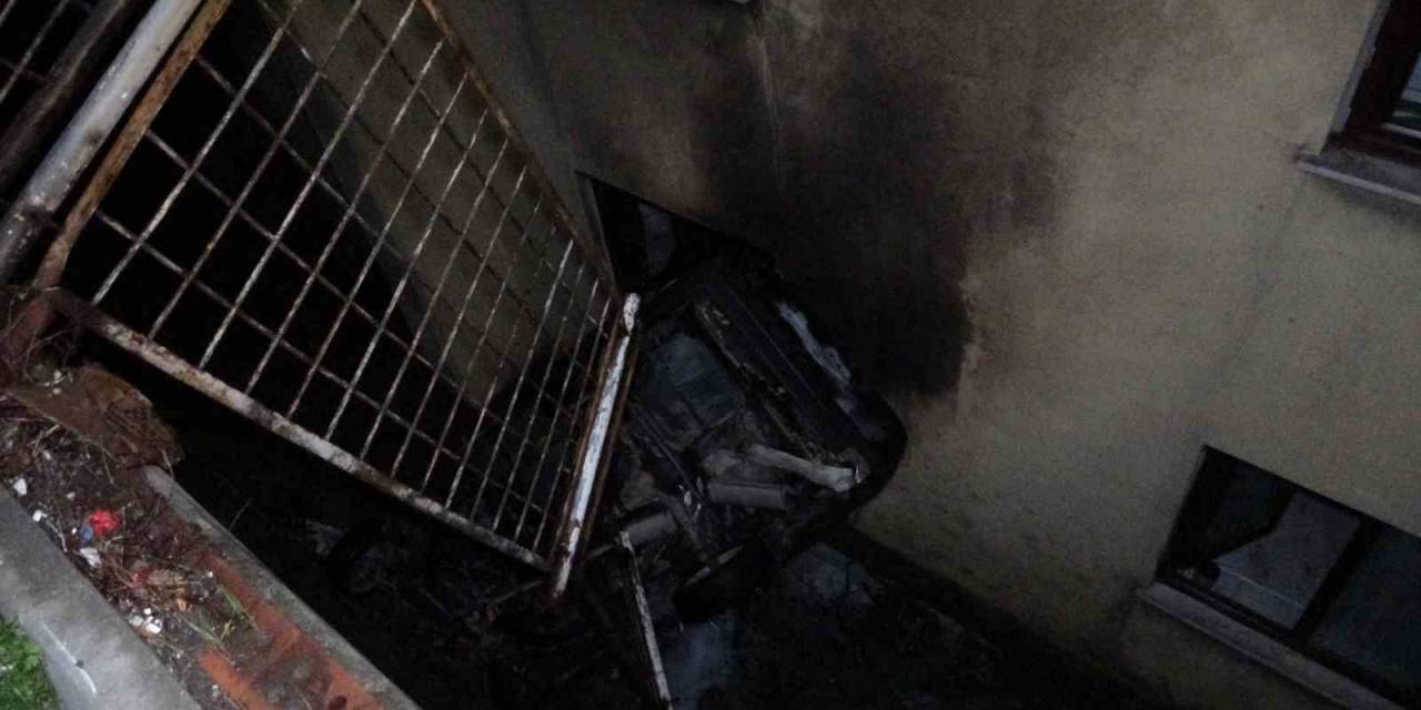 Buzdolabını Tamire Götüren Sürücü Aracı İle 10 Metreden Apartman Boşluğuna Uçtu