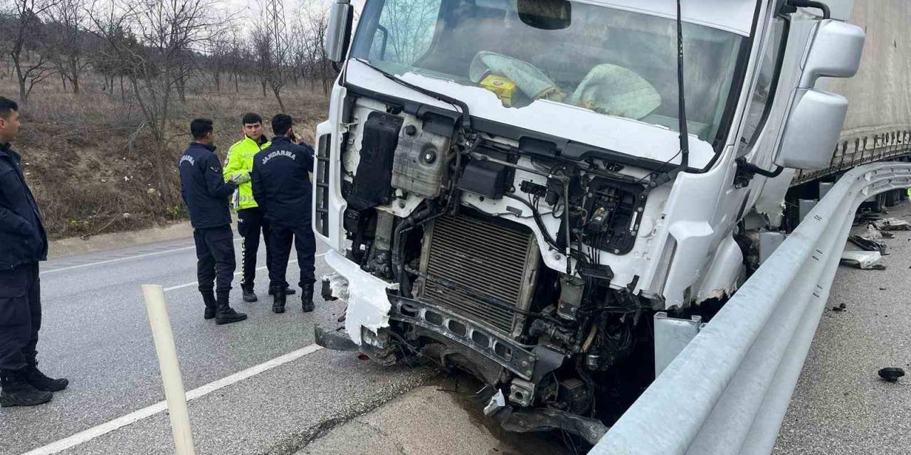 D100 Karayolunda Lastikleri Patlayan Tır Su Kanalına Düştü