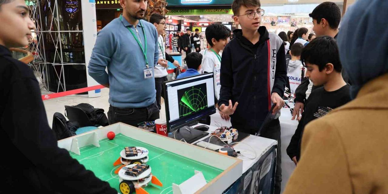 Çocuklar Bilim Fuarında Çalışmalarını Sundu