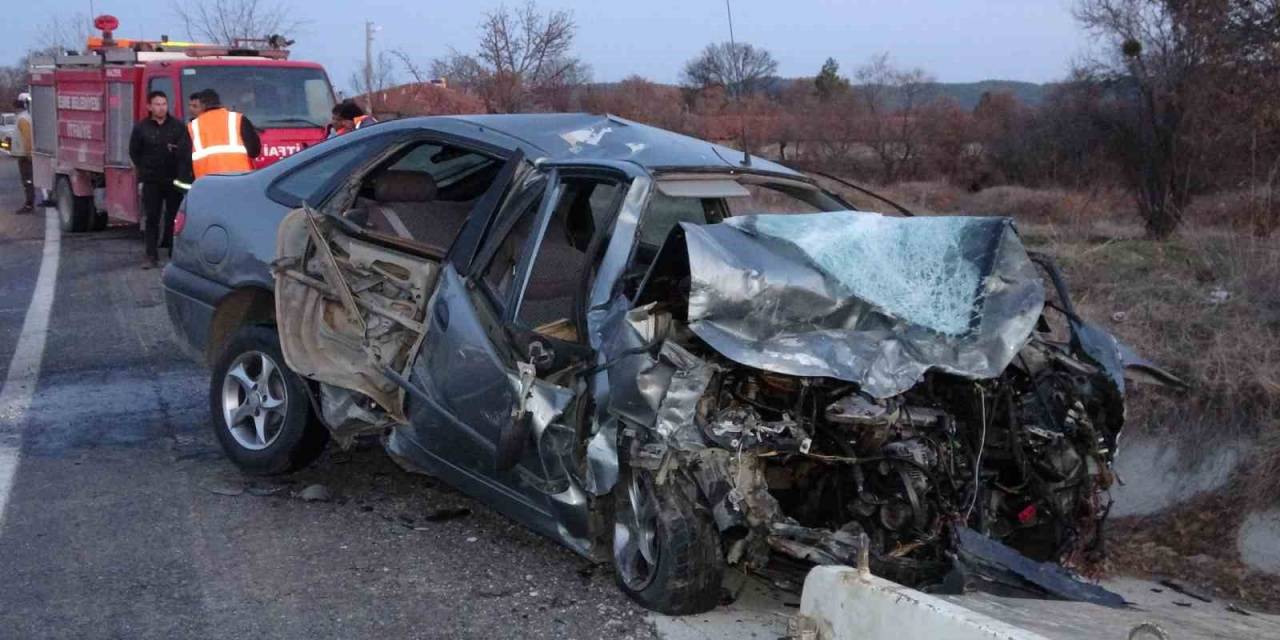 Uşak’ta İki Otomobil Kafa Kafaya Çarpıştı: 1 Ölü, 2 Yaralı