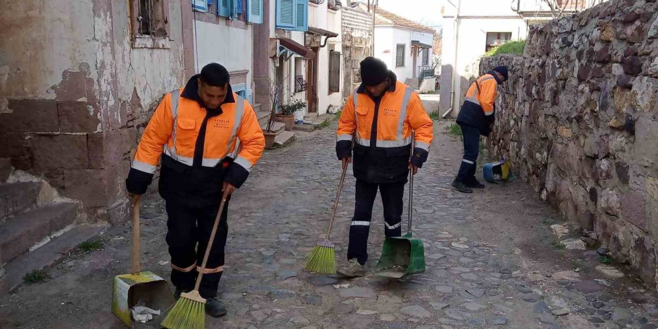 Ayvalık Belediyesi Emekçilerinden Bahar Temizliği