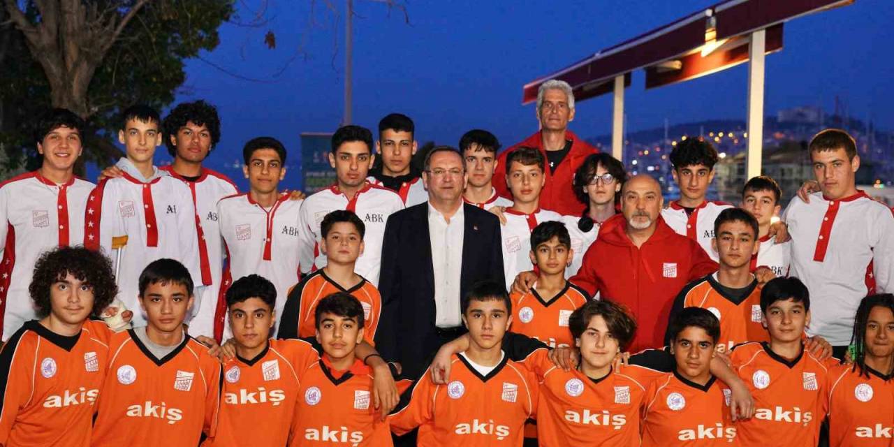 Ayvalıklı “Dev Adamlar” Zaferi Başkan Ergin İle Kutladı