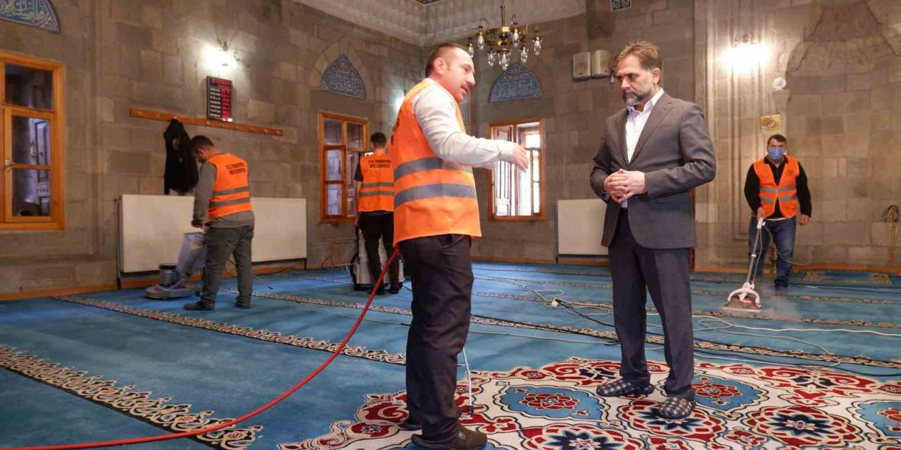 Erzurum’da Camilerde Ramazan Temizliği