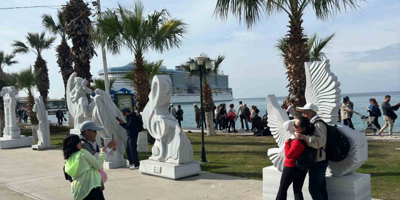 Kuşadası’na Gelen Turistler Sahildeki Sanat Eserlerini Beğendi