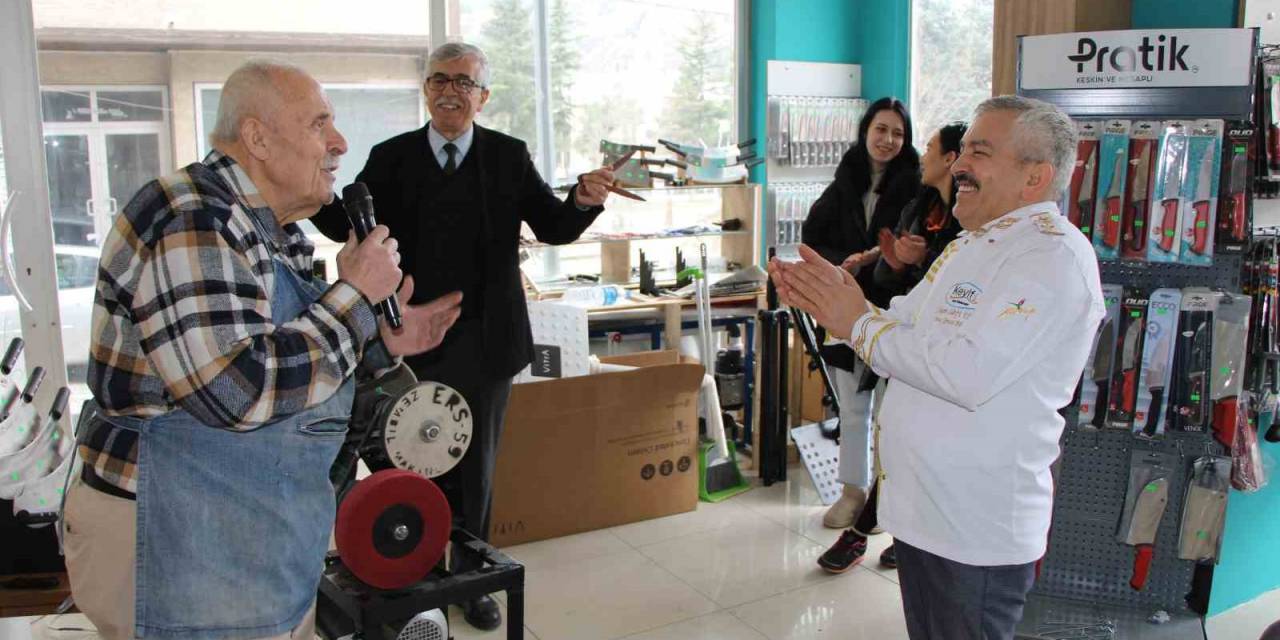 Amasya’nın Şarkıcı Bıçakçısı: Bıçakları Keskinleştiriyor, Kulakların Pasını Siliyor