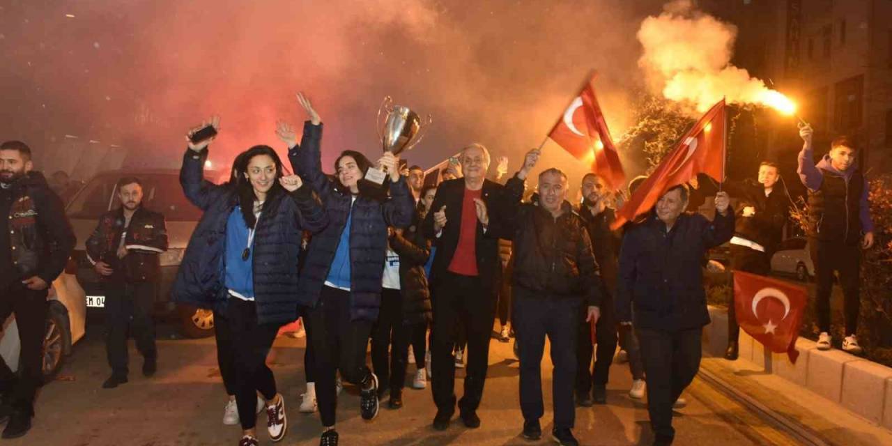 “Bizim Kızlar”  Coşkulu Sevinç Gösterileriyle Karşılandı