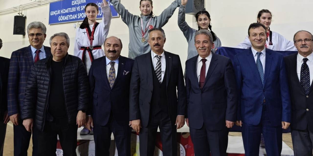 Okul Sporlarında Bir Okul 3 Birincilik