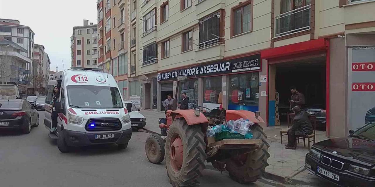 Traktöre Binerken Dengesini Kaybedip Düşerek Yaralandı