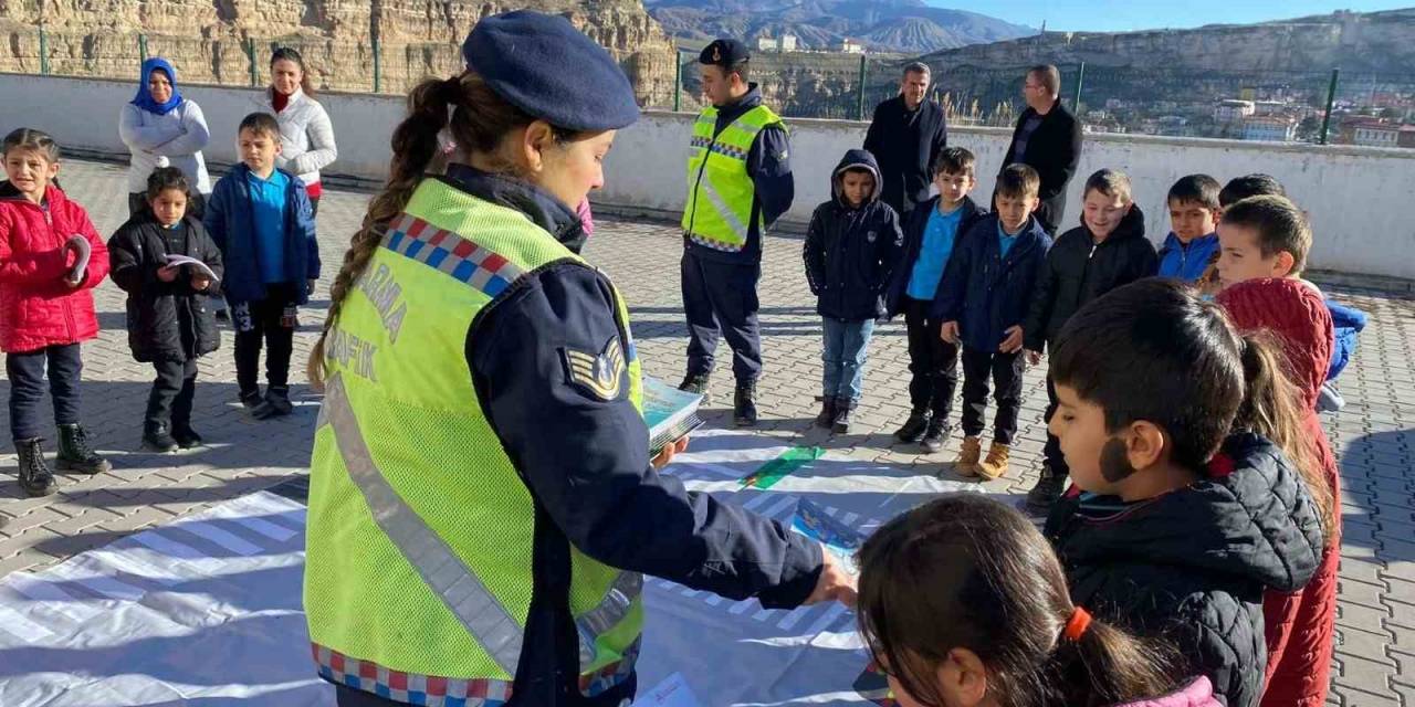 Jandarmadan Öğrencilere Trafik Kuralları Eğitimi