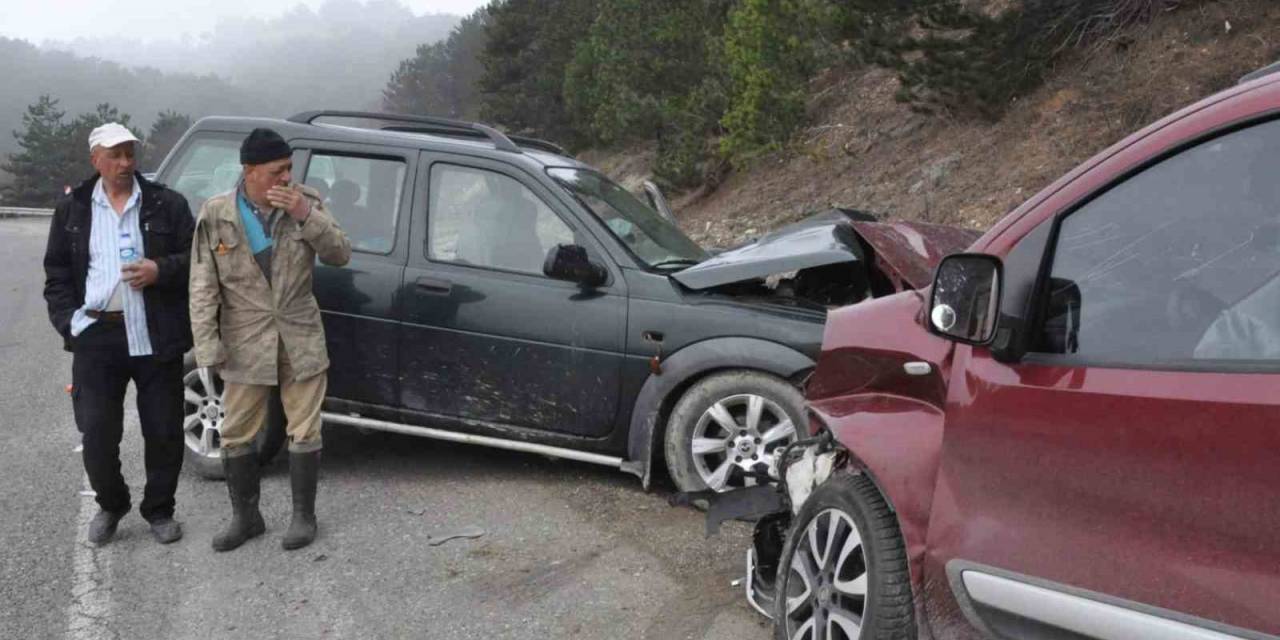 Ciple Hafif Ticari Araç Kafa Kafaya Çarpıştı: 4 Yaralı