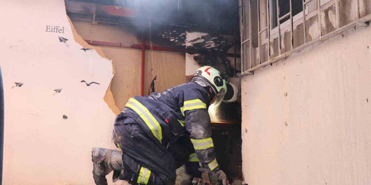 Kafe Bahçesinde Çıkan Yangın Diğer Dükkanlarda Paniğe Neden Oldu