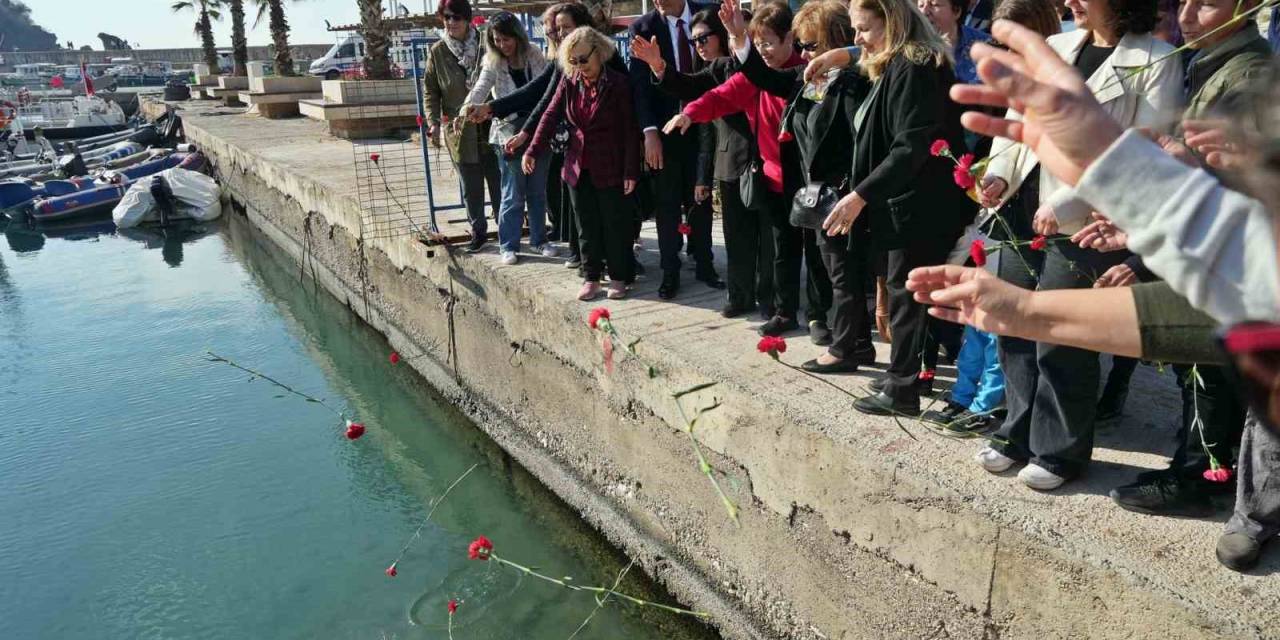 Selanik Mübadillerinin Antalya’ya Gelişinin 100’üncü Yılında Denize Kırmızı Karanfiller Bırakıldı