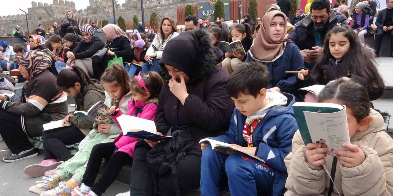 Tarihi Kalede 7’den 70’e Kitap Okudular