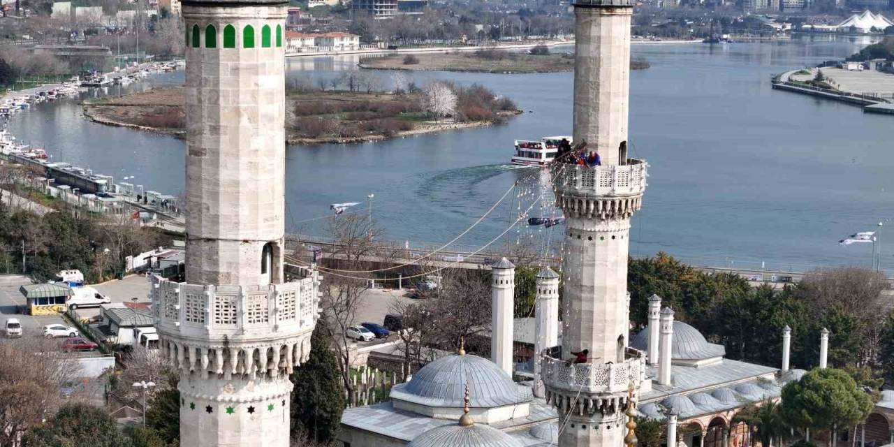 Ramazan Ayının Simgesi Mahyaların İlki Eyüpsultan Camii’ne Asıldı: "Ramazan Kur’an Ayıdır"