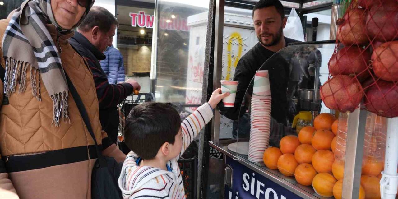 Havalar Isınırken Vatandaşların Tercihi Nar Ve Portakal Suyu Oluyor