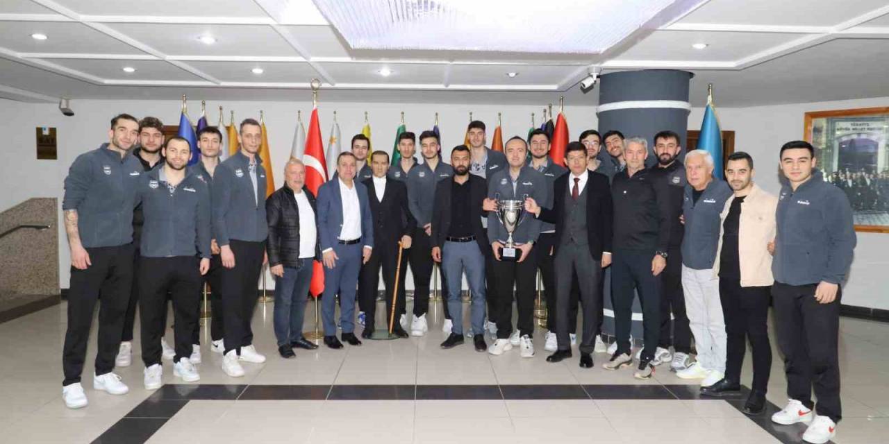 Şampiyon Voleybol Takımı Kupayı Başkan Özcan’a Teslim Etti