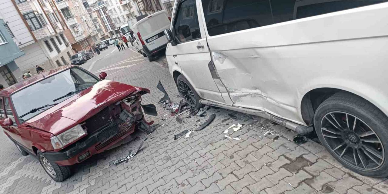 İki Araca Çarpan Otomobil Sürücüsü Olay Yerinden Böyle Kaçtı
