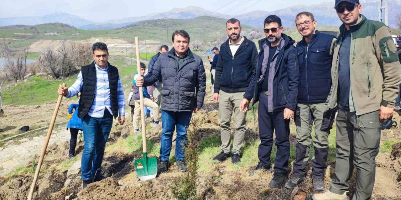 Depremde Hayatını Kaybedenlerin Anısına Bin Fidan Toprakla Buluştu