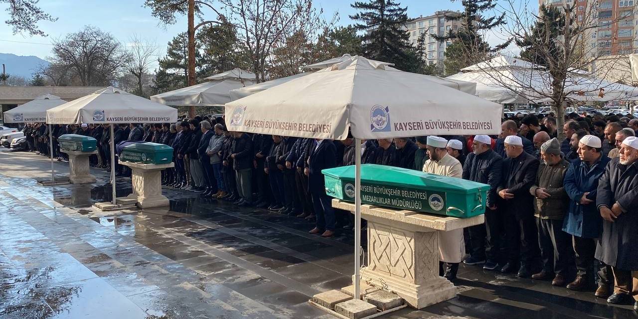 Feci Kazada Hayatını Kaybeden 3 Kişi Toprağa Verildi