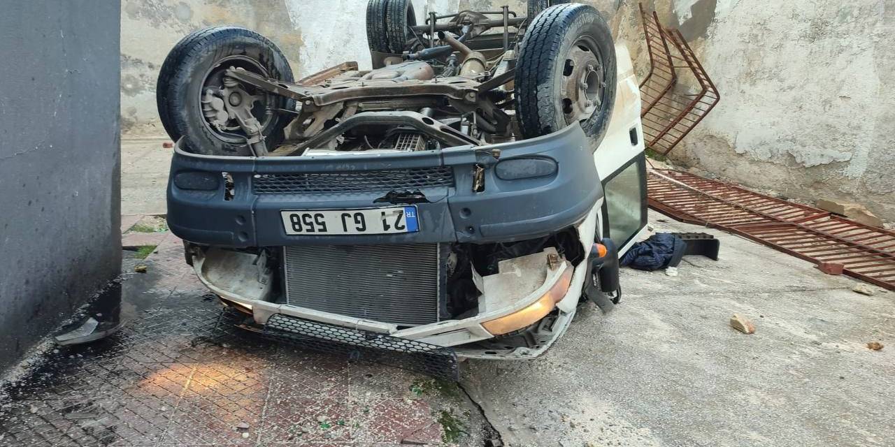 Kamyonet 30 Metre Yükseklikten Okul Bahçesine Uçtu, Faciadan Dönüldü