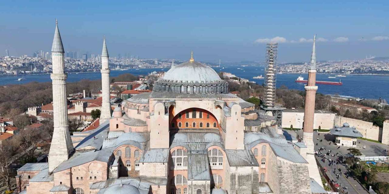 Ayasofya-i Kebir Camii Şerifi’ne Ramazan Mahyası Asıldı