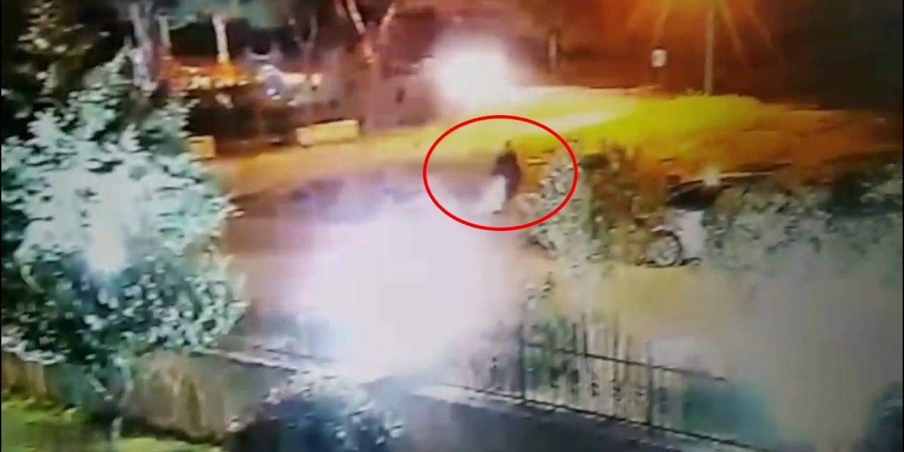 Muhtar Adaylarının Afişlerinin Koparılma Anları Kamerada