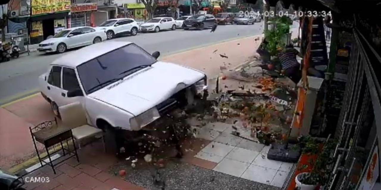 Manav Dükkanı Çalışanı Üzerine Gelen Otomobilden Kıl Payı Kurtuldu