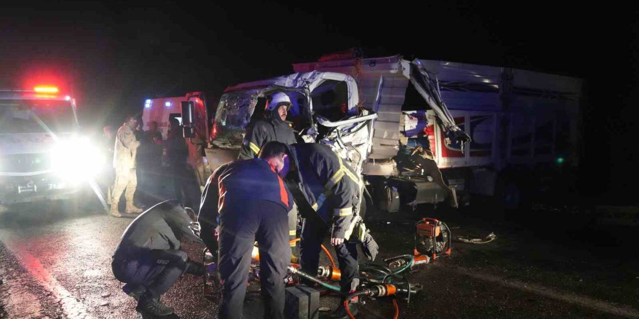 Kilis’te Tır İle Kamyonet Kafa Kafaya Çarpıştı: 1’i Ağır 3 Yaralı