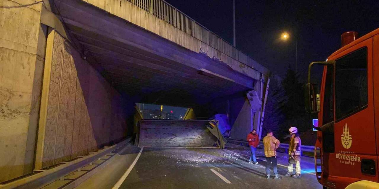 Kağıthane’de Damperi Açılan Kamyon Ortalığı Savaş Alanına Çevirdi: 1 Yaralı