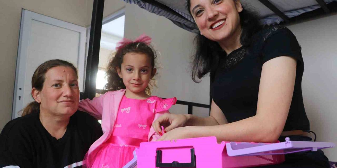 Depremzede Nur’un "Ben Üşüyorum, Ev İstiyorum" Sözüyle Harekete Geçen Sağlıkçı Havva, Afetzede Aileyi Yuvasına Kavuşturdu