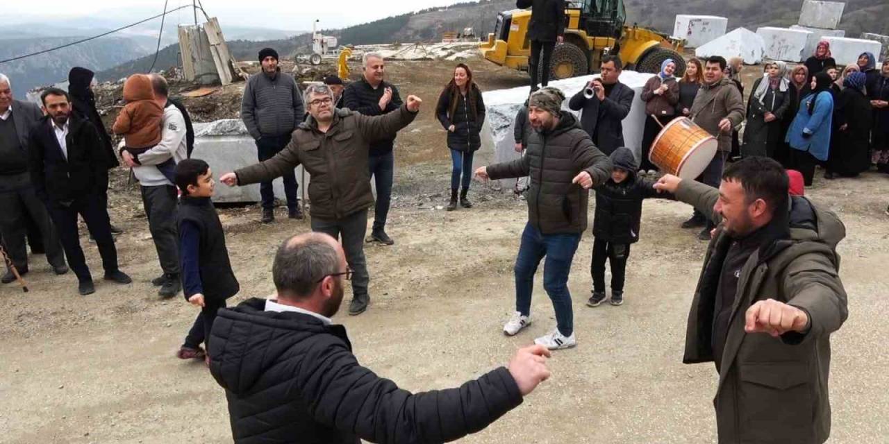 Bursa’da Mahkemenin Mermer Ocağı Kararını Duyan Köylüler Davul Zurnayla Yürüdü