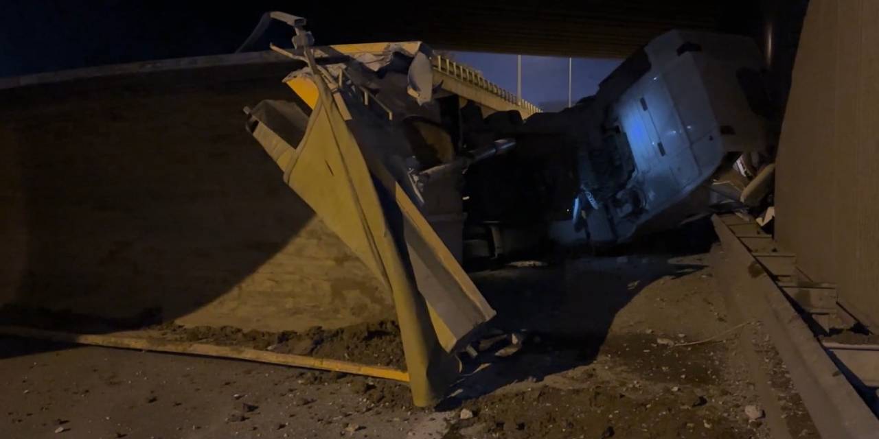 Kağıthane’de Ortalığı Savaş Alanına Çeviren Kamyon 7 Saat Sonra Kaldırılabildi