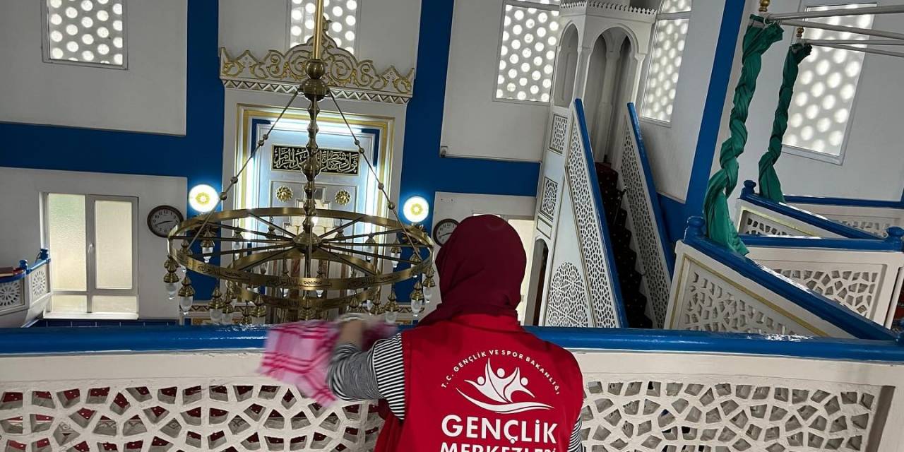 Gençler Camide Temizlik Yaptı