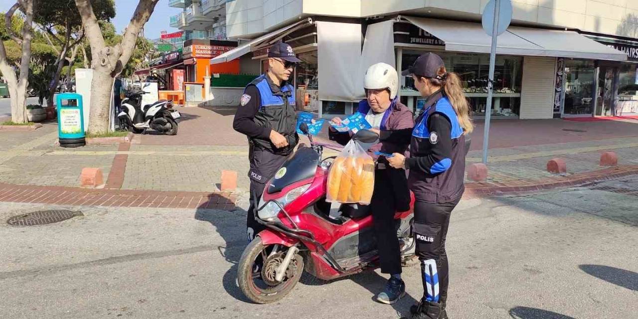 Alanya’da Polisten Motosiklet Sürücülerine Bilgilendirme