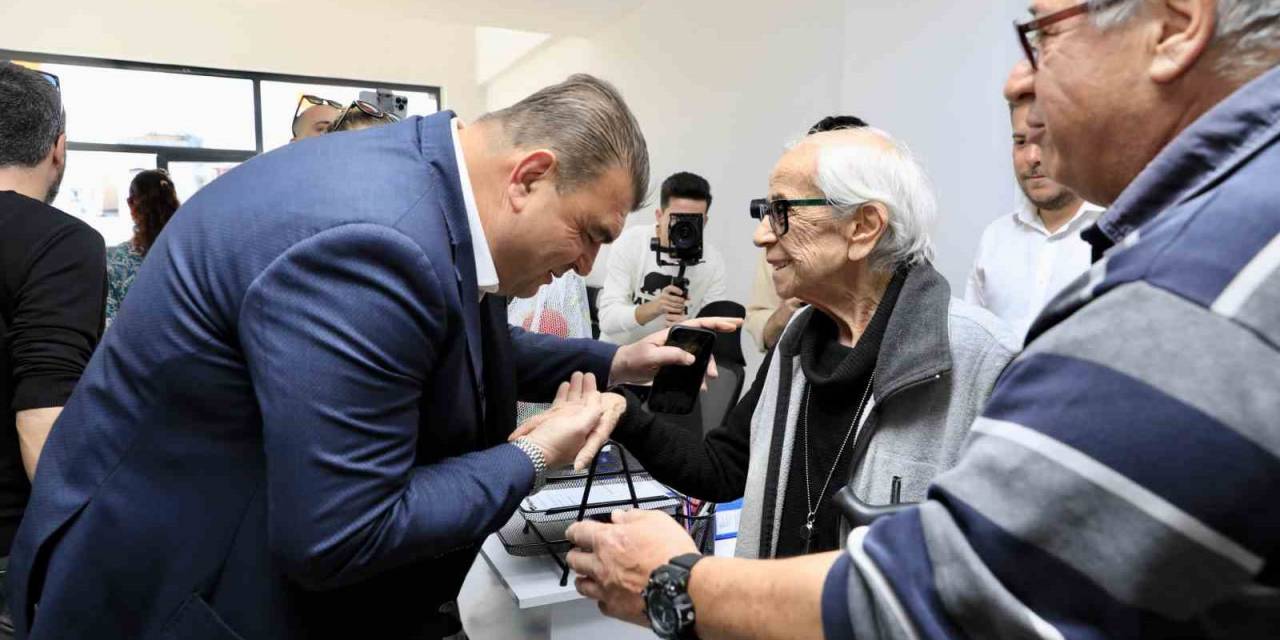 Seferihisar Belediyesinden Emeklilere 2 Bin Tl Destek