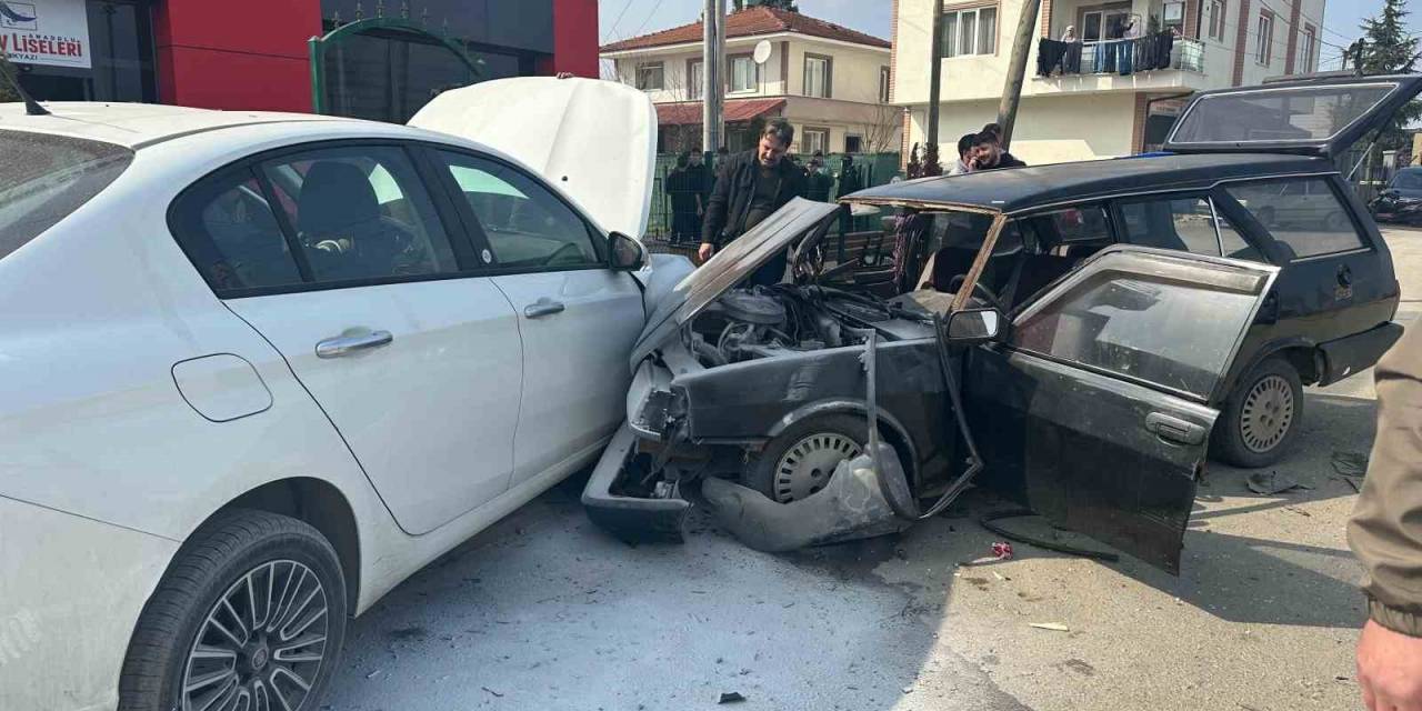 Kontrolden Çıktı, Park Halindeki Otomobile Çarptı: 1 Yaralı