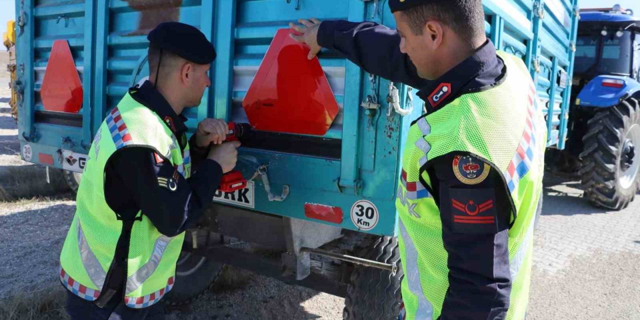 Jandarmadan Sürücülere Hem Reflektör Dağıttı Hem De Eğitim Verdi