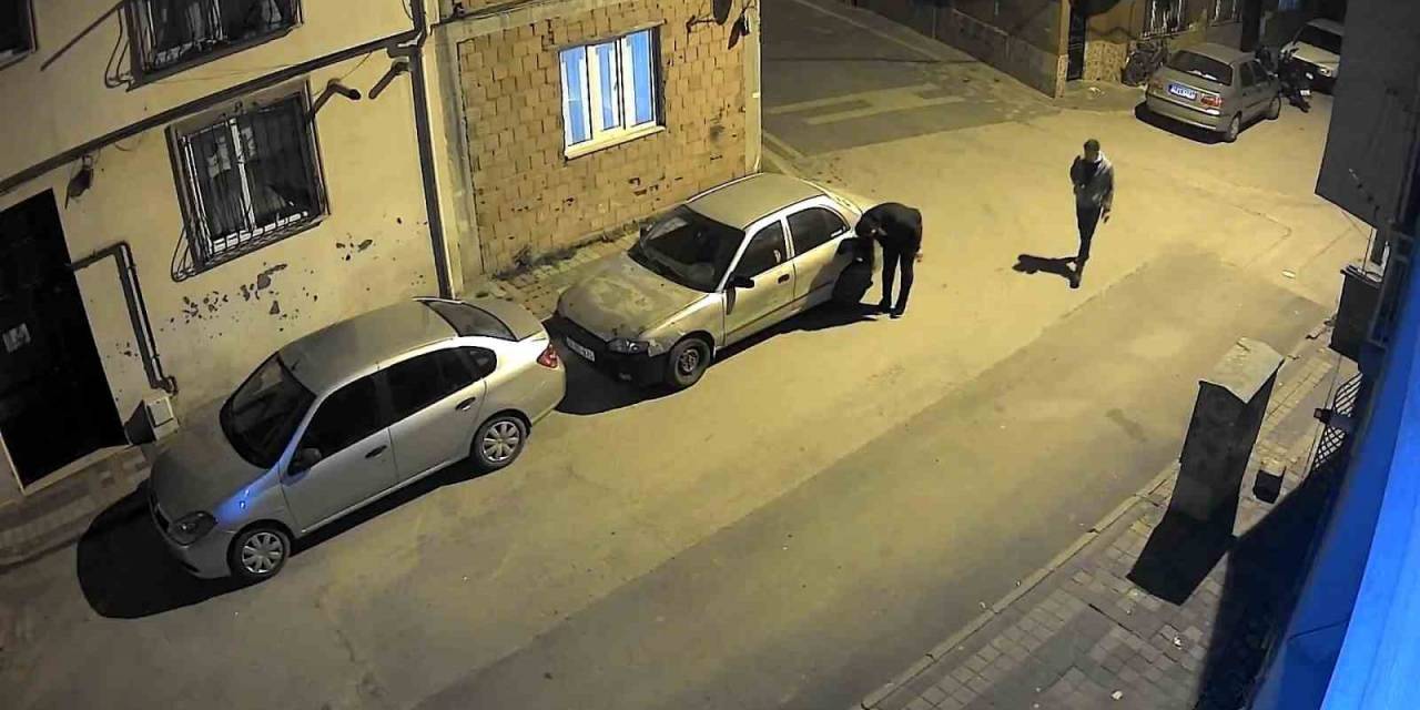 Bursa’da Araç Lastiğini Patlatan Şahıs Kamerada