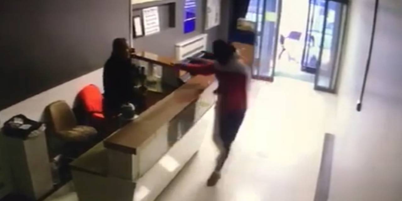 Sultangazi’de Dehşet Anları Kamerada: Maskeli 4 Kişi Kalaşnikofla İşyerini Basıp Bekçiyi Rehin Aldı
