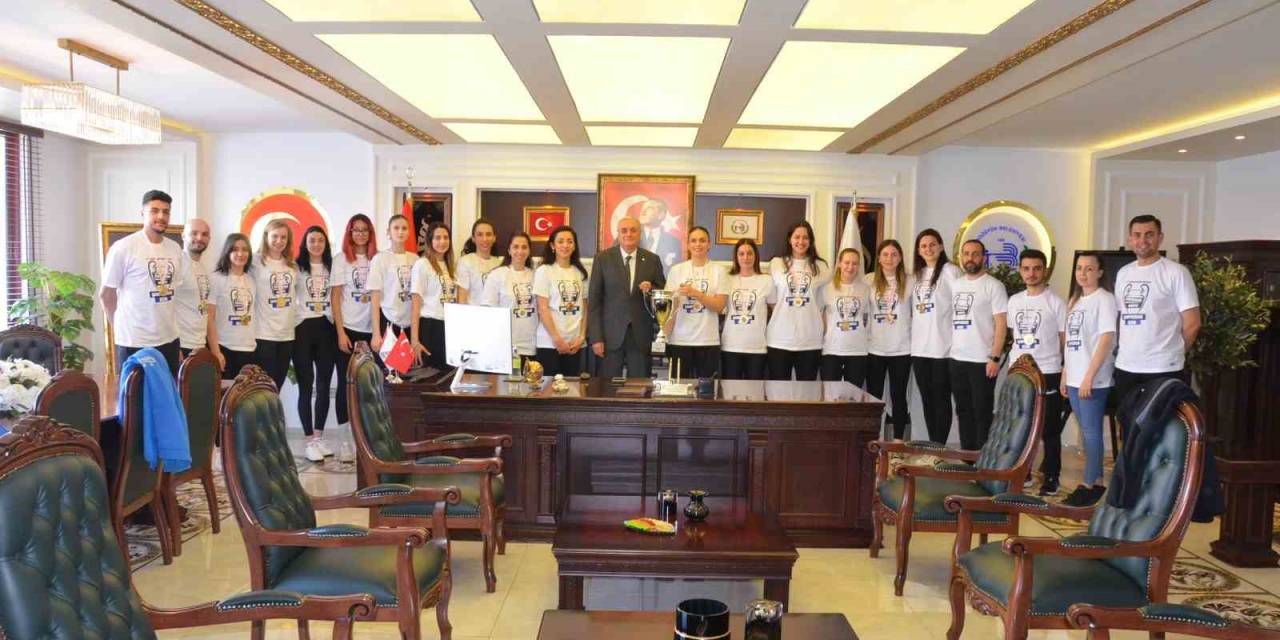 Şampiyonlar Kupayı Başkana Emanet Etti