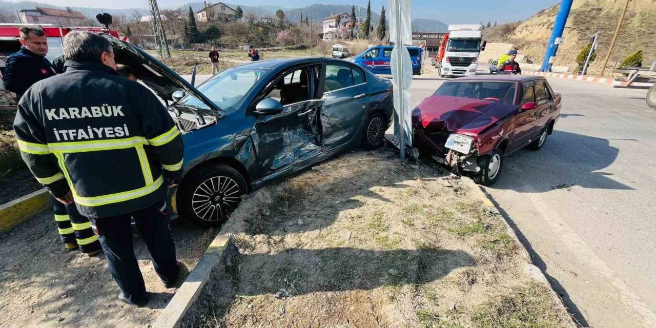 Karabük’te İki Otomobil Çarpıştı: 3 Yaralı