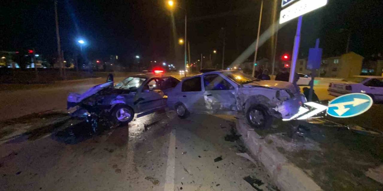 İki Otomobilin Çarpıştığı Trafik Kazasında 7 Kişi Yaralandı