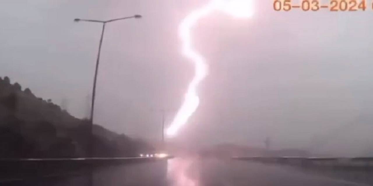 İzmir’de Yıldırım Düşme Anı Araç Kamerasında