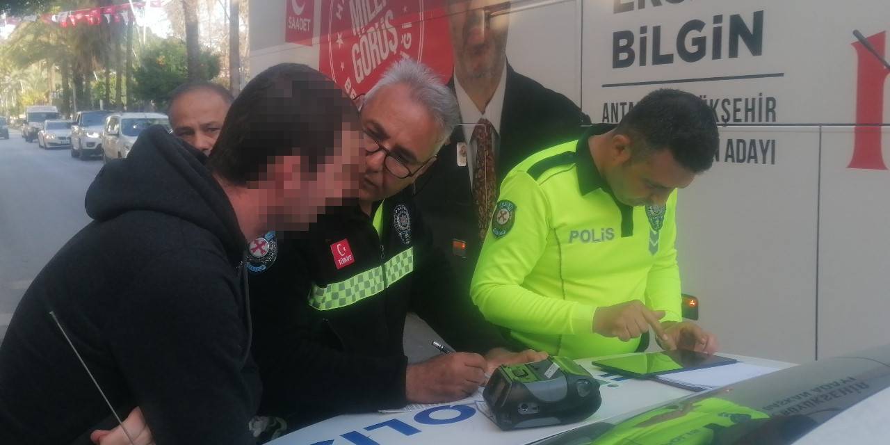 Alkolmetreyi Üflemeyi Reddetti, "Eşim Üflesin" Dedi