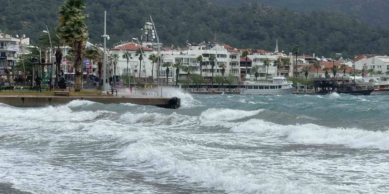 Marmaris’te Önce Fırtına, Sonra Sağanak Yağış Etkili Oldu