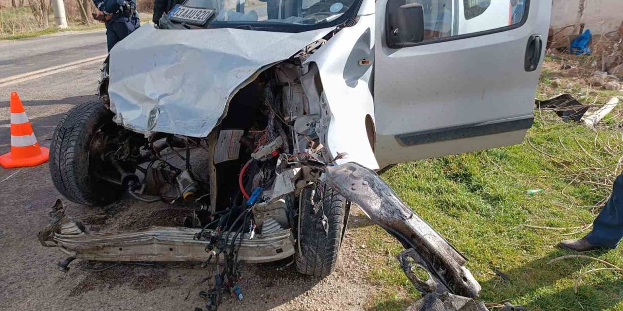 Tıra Çarpan Hafif Ticari Aracın Sürücüsü Ağır Yaralandı