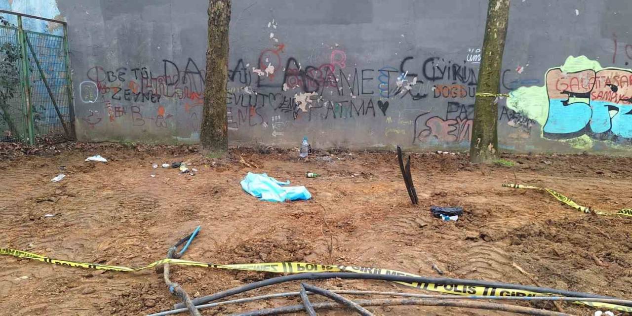 Gaziosmanpaşa’da Sahte Alkol İddiası: Bir Kişi Yapımı Devam Eden Parkta Ölü Bulundu