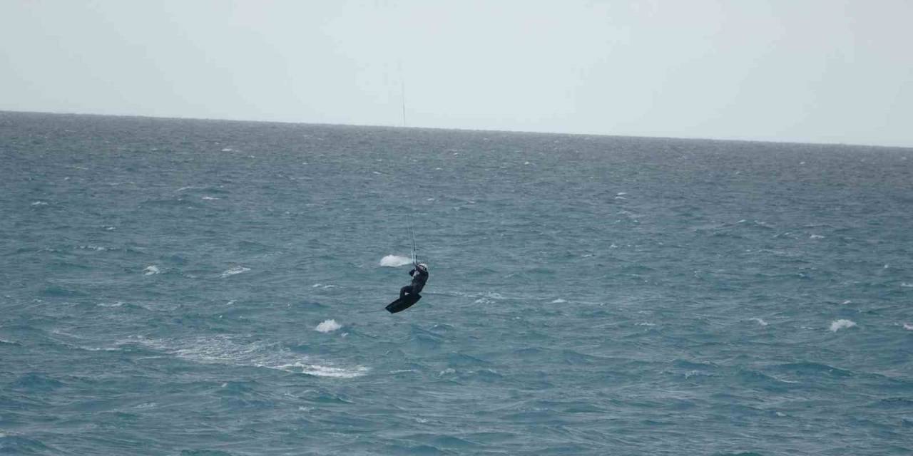 Sağanak Ve Fırtına Alarmı Verilen Antalya’da Uçurtma Sörfü Keyfi